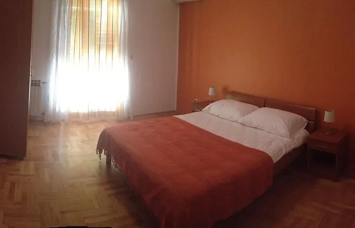 アパート & Ana *